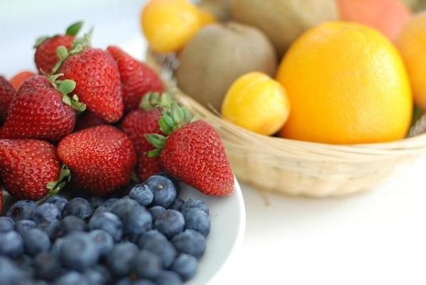 Faz mal comer fruta à noite?
