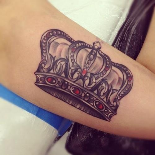 Qual o significado das tatuagens de coroas - Passo 3