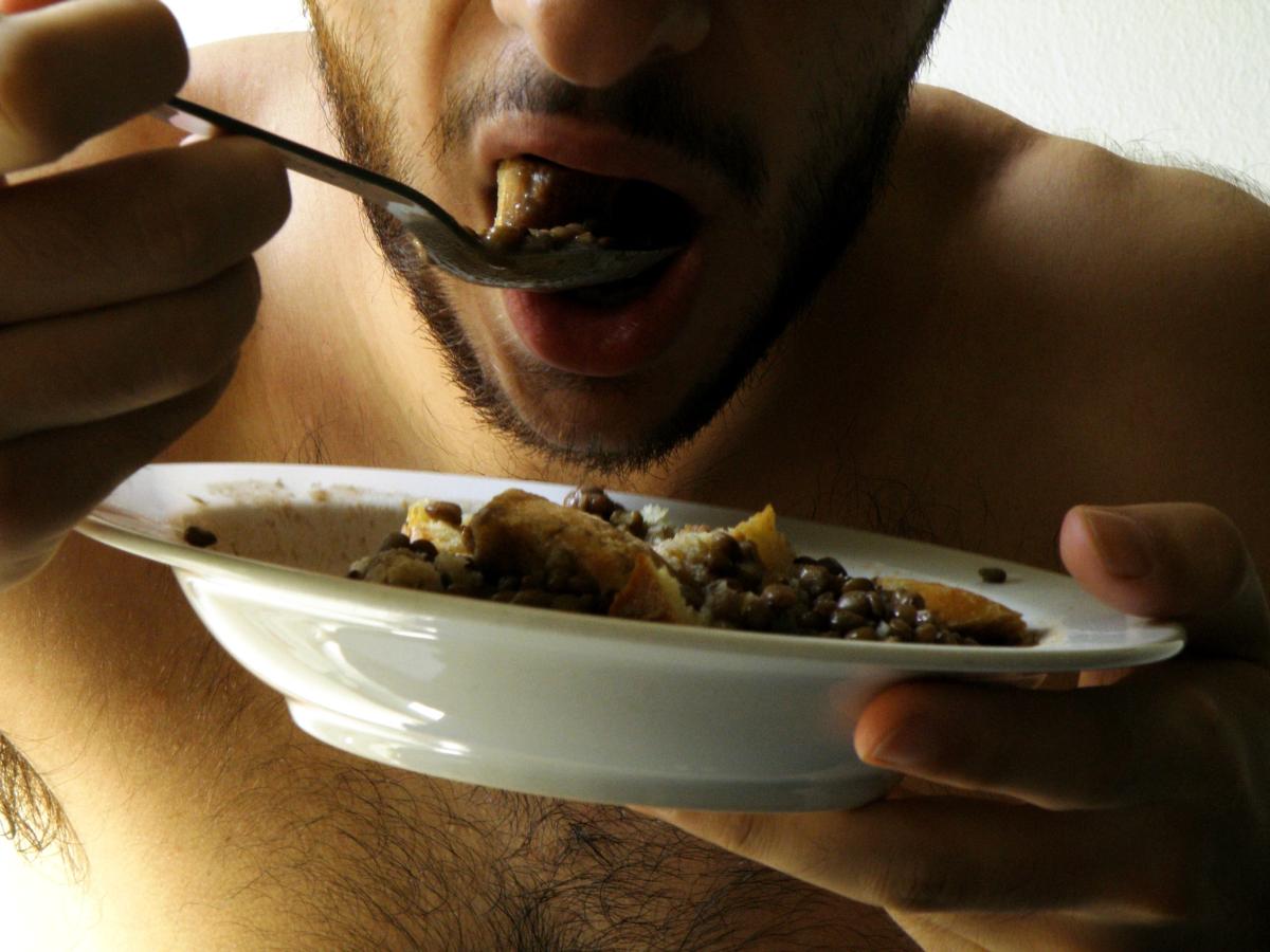 Por que acordo com muita fome? Possíveis causas