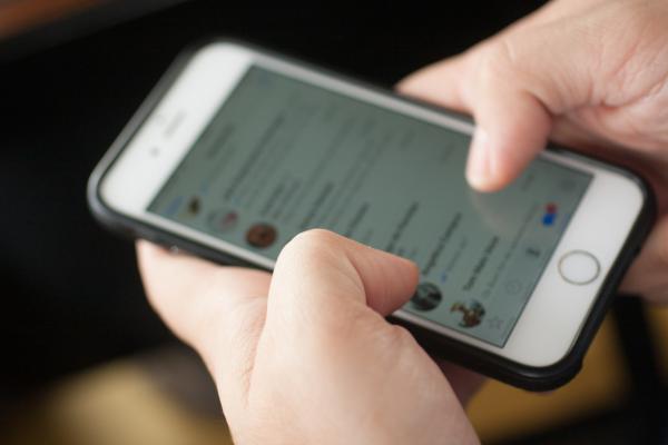 Online no WhatsApp significa que a pessoa esta conversando com alguém?