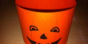 Como fazer um pote de abóbora para guardar os doces de Halloween