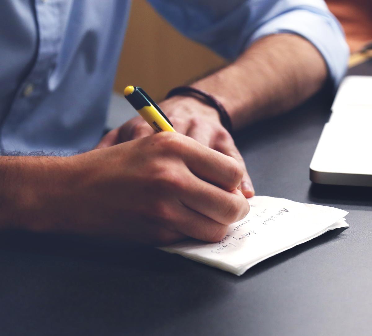 Como se escreve online ou on-line