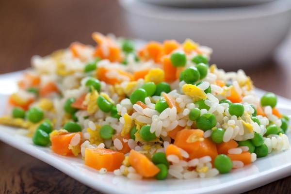 Saladas sem alface: receitas muito refrescantes - Salada de arroz com verduras e ovo