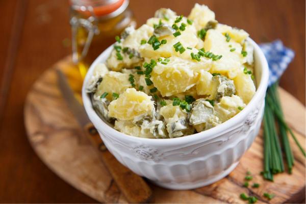 Saladas sem alface: receitas muito refrescantes - Salada de batata alemã