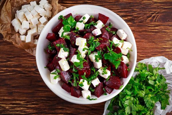Saladas sem alface: receitas muito refrescantes - Salada de beterra com queijo de cabra