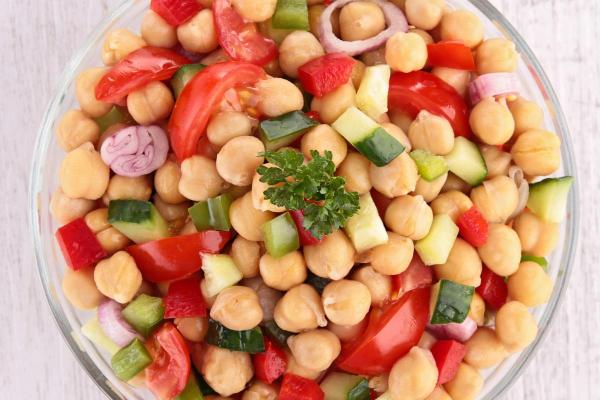 Saladas sem alface: receitas muito refrescantes - Salada de grão-de-bico com verduras
