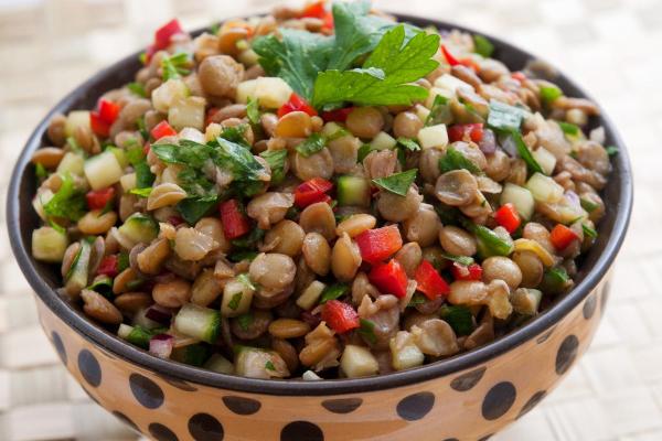 Saladas sem alface: receitas muito refrescantes - Salada de lentilha fria