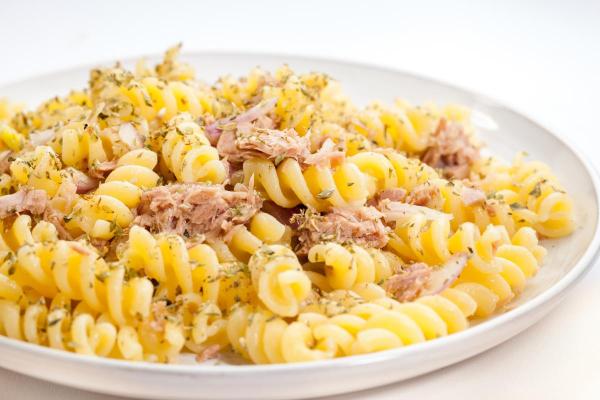 Saladas sem alface: receitas muito refrescantes - Salada de macarrão com atum