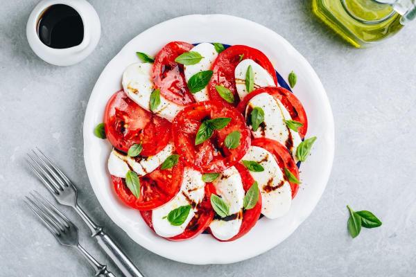 Saladas sem alface: receitas muito refrescantes - Salada de tomate e mussarela