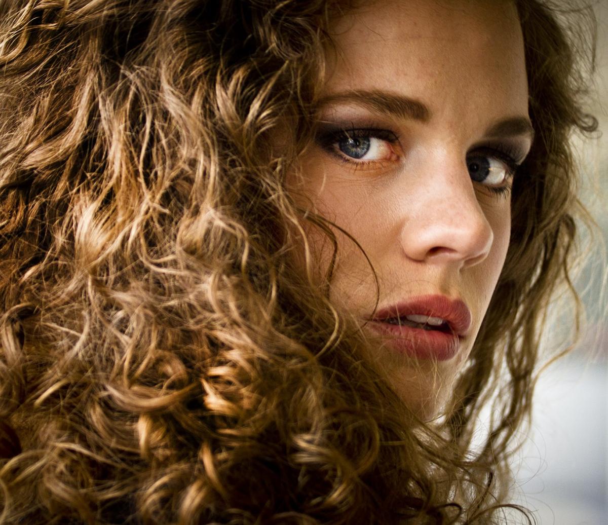 Como enrolar o cabelo com papel alumínio