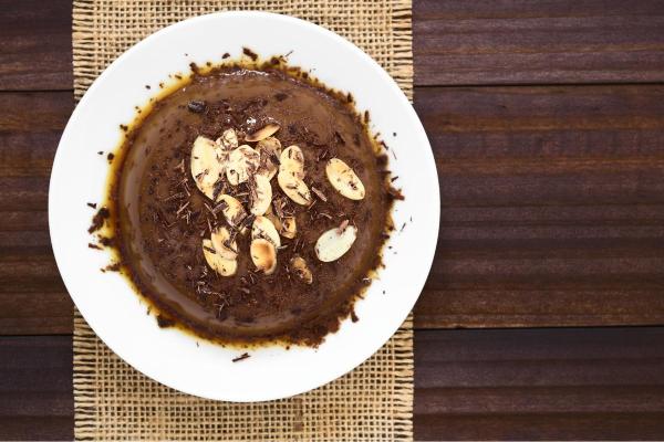 Sobremesas geladas: receitas rápidas sem forno - Bolo flan com biscoitos e chocolate