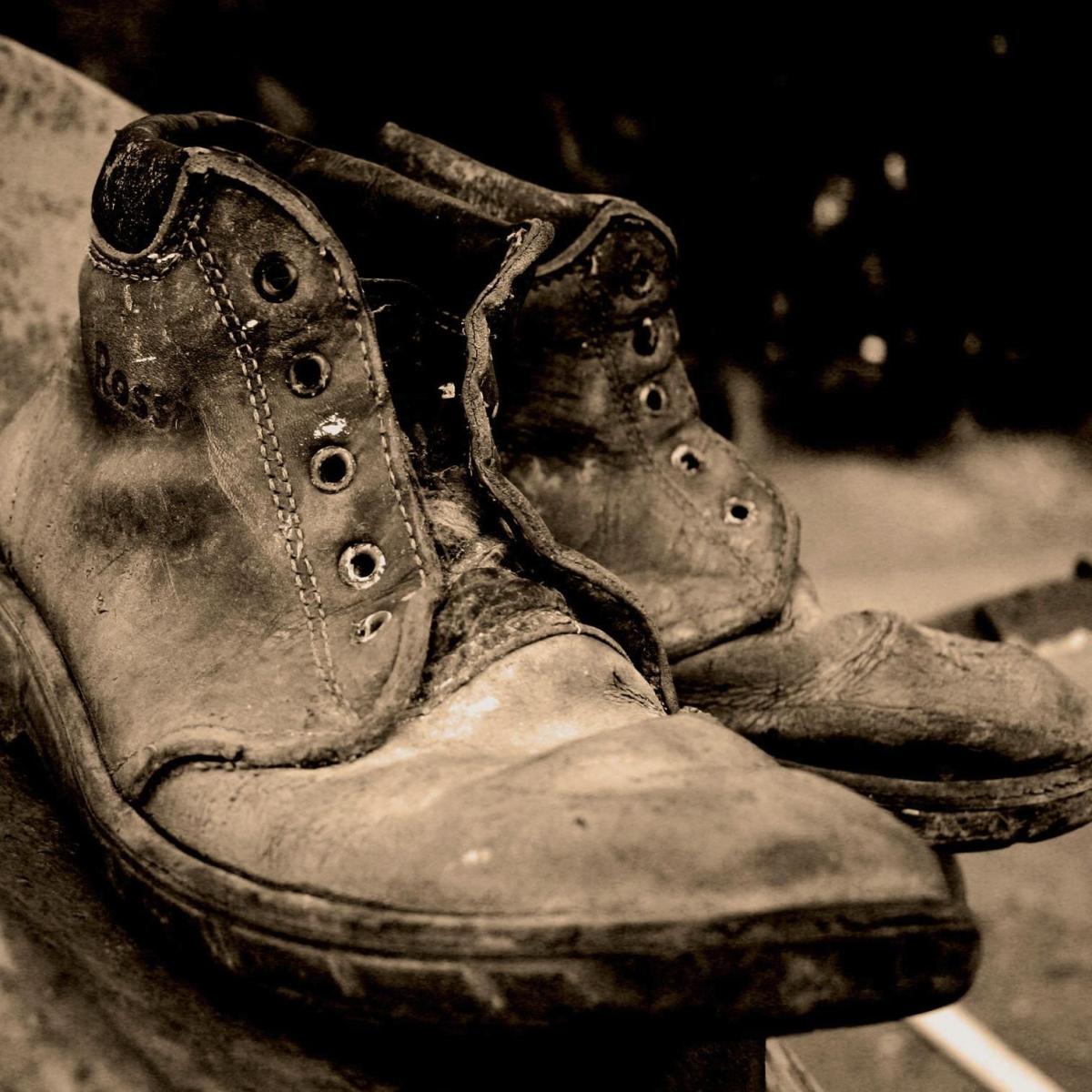 Como consertar calçado de couro danificado