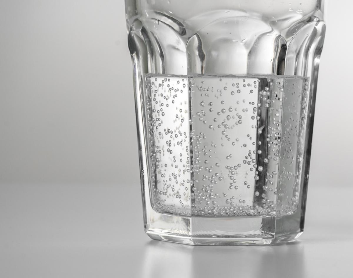 Como hidratar o cabelo com água com gás