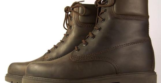 Como tirar o cheiro de botas novas
