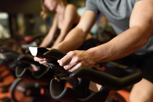Benefícios do spinning: descubra por que ele faz bem para a saúde física e mental - Ajuda a queimar calorias