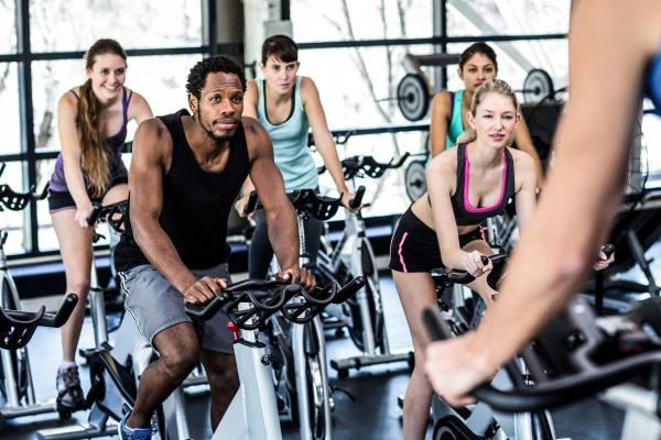 Benefícios do spinning: descubra por que ele faz bem para a saúde física e mental - Fortalece pernas e glúteos