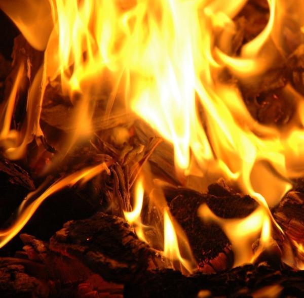 Como fazer um bom fogo em uma lareira