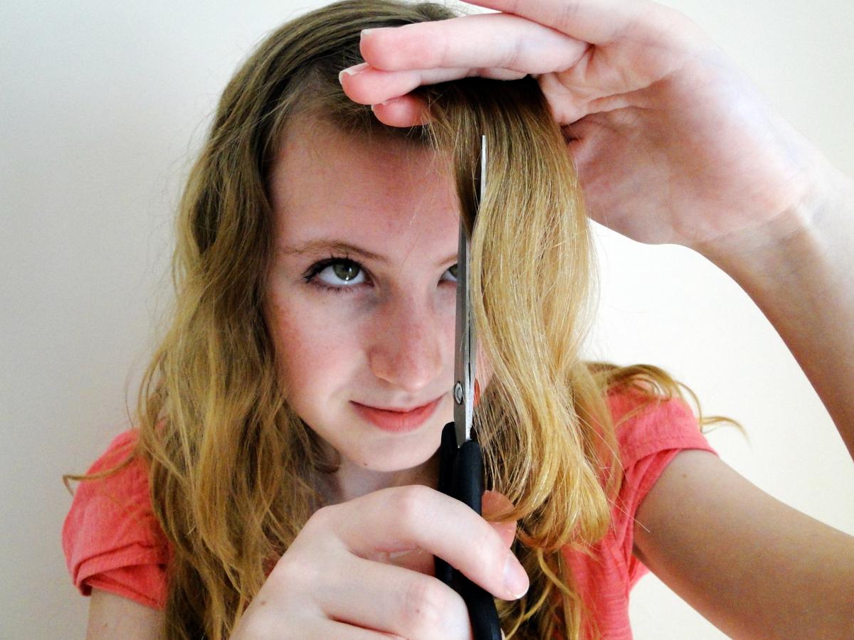 Como cortar as pontas do cabelo sozinha