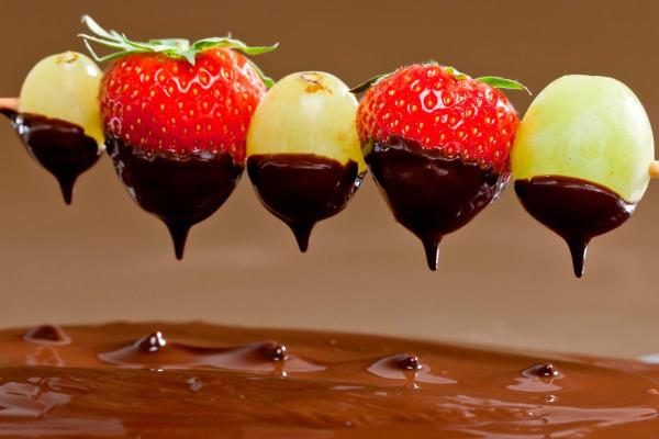 Sobremesas com frutas - Espetinhos de frutas com chocolate