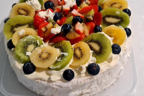 Sobremesas com frutas - Pavlova com kiwi e morangos