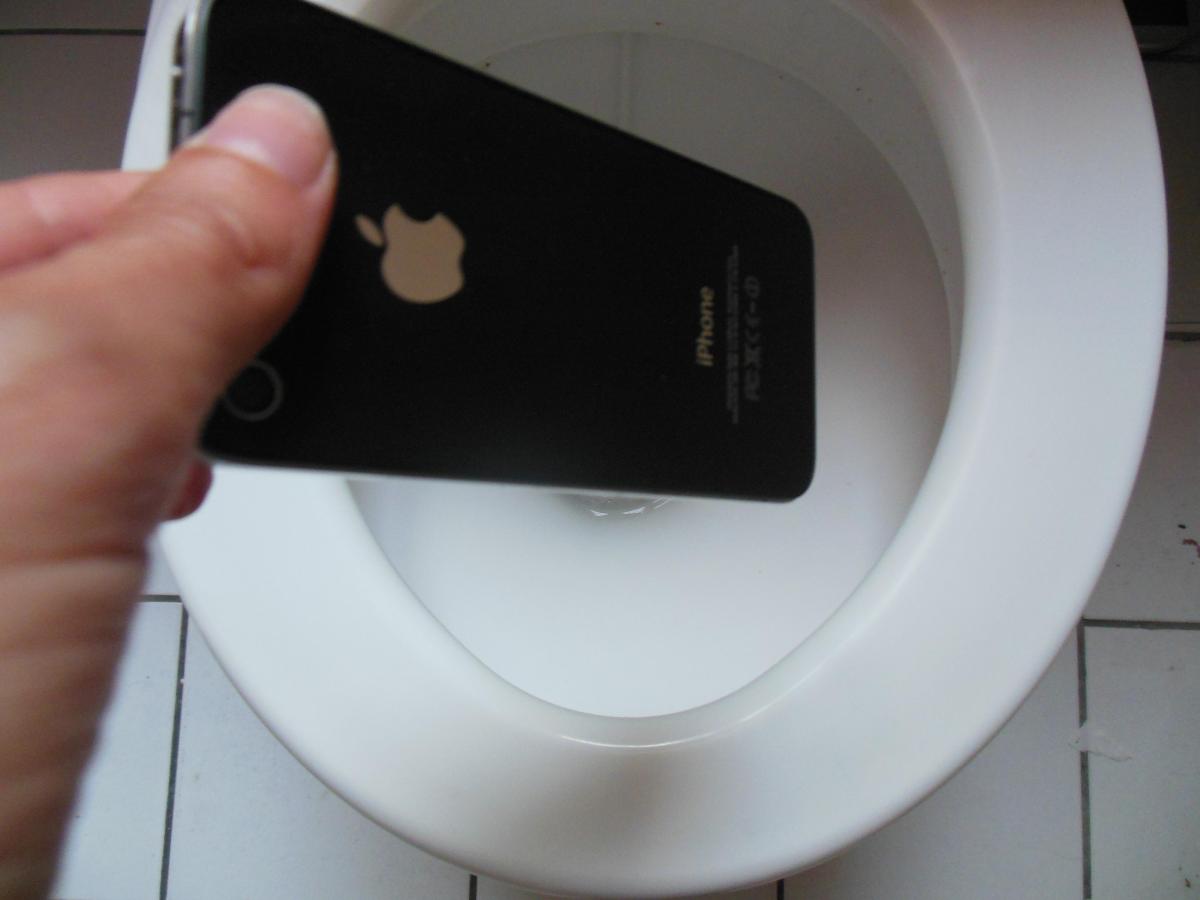Como secar um iPhone que caiu à água