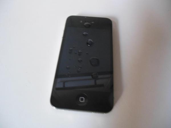 Como secar um iPhone que caiu à água - Passo 2