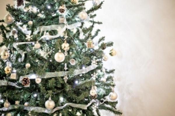 Como decorar a árvore de natal com neve artificial