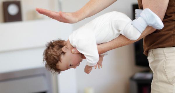 Como fazer a manobra de Heimlich - Manobra de Heimlich em bebês