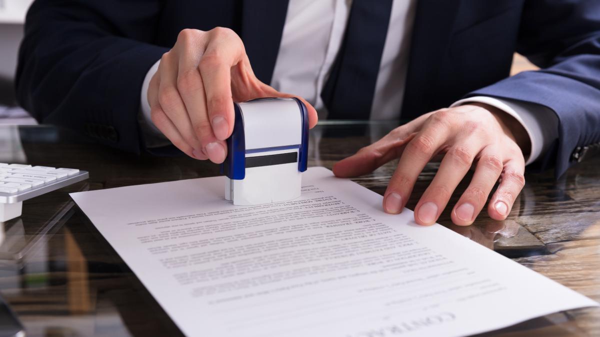 Posso autenticar documentos de outra pessoa?