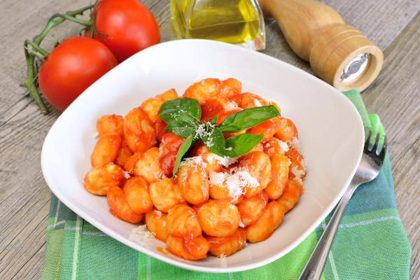 Acompanhamentos para nhoque - Nhoque com molho de tomate e manjericão