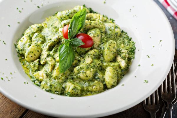 Acompanhamentos para nhoque - Nhoque com pesto e pinoli