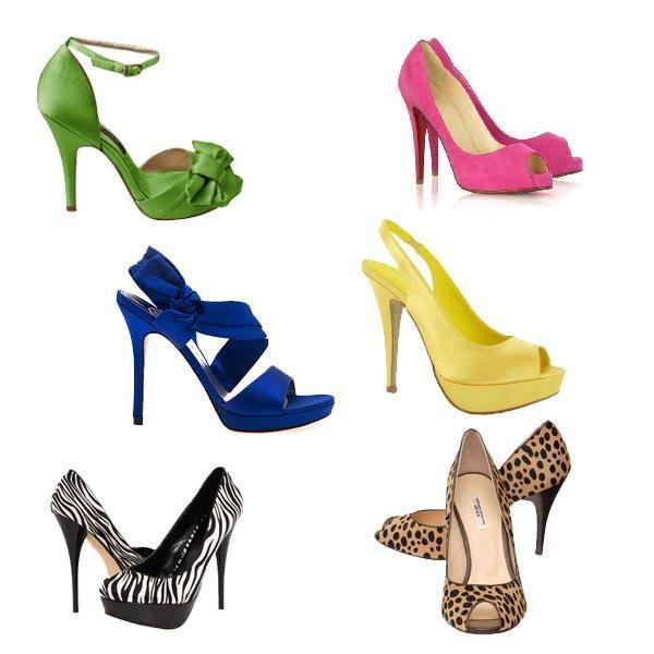 Que sapatos usar com um vestido branco - Cores vivas e estampadas