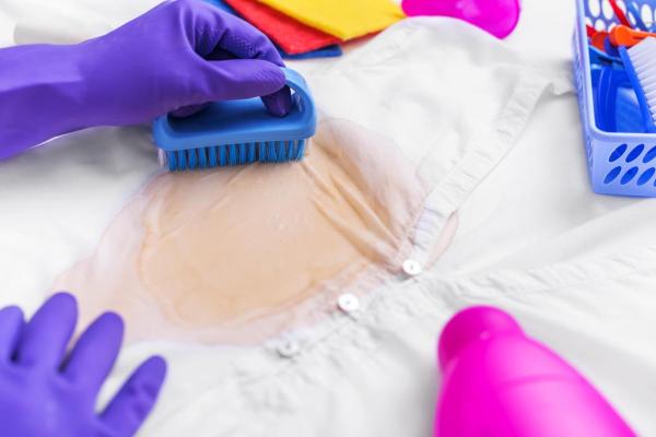 Como tirar manchas de gordura da roupa