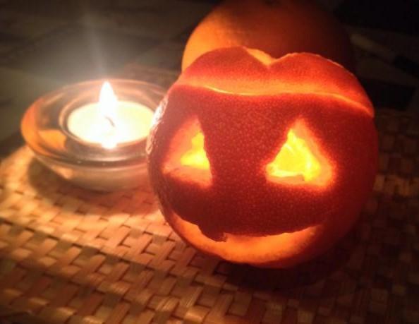 6 trabalhos manuais de Halloween com material reciclado - Porta velas de Halloween feito com laranjas