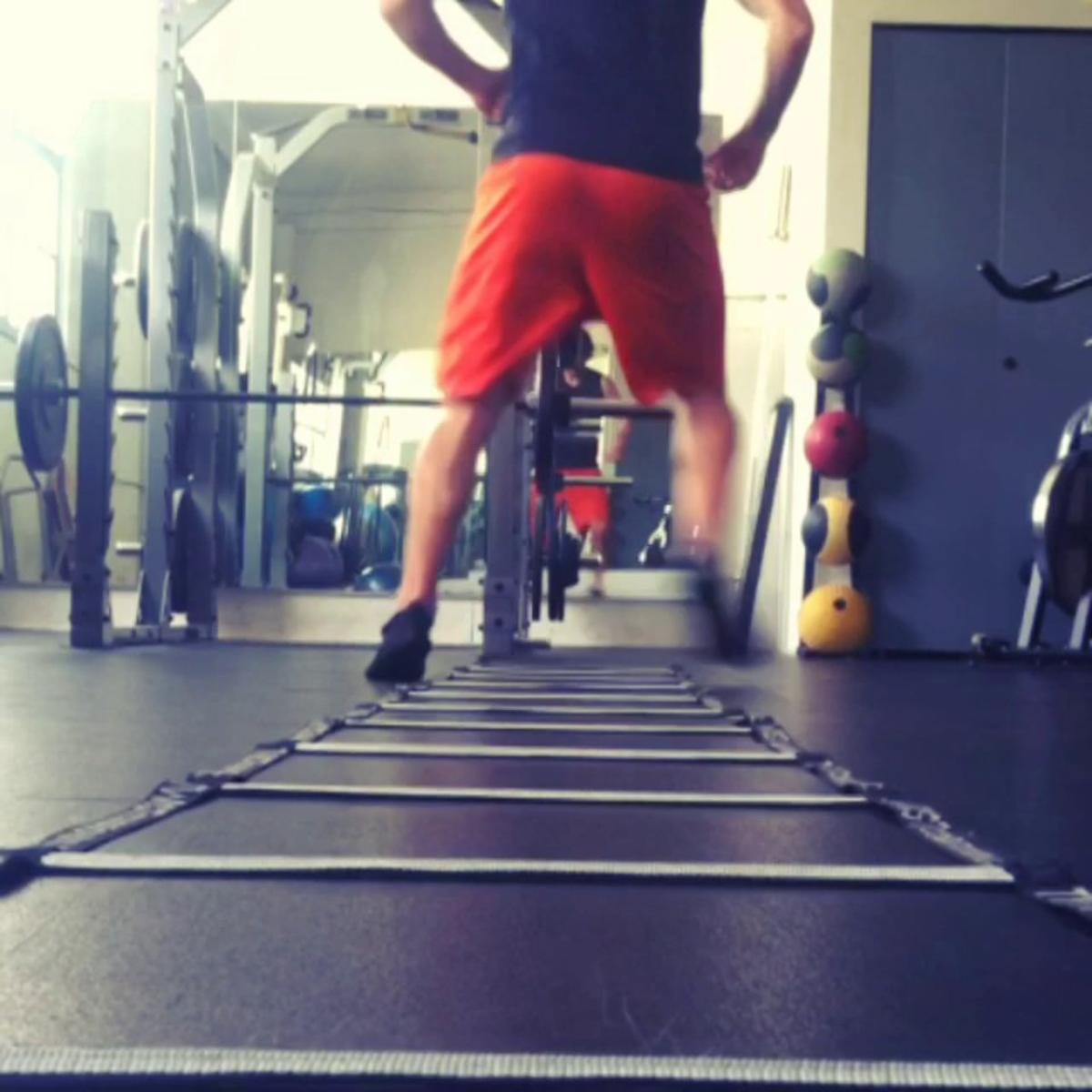 Como fazer exercícios na escada de agilidade