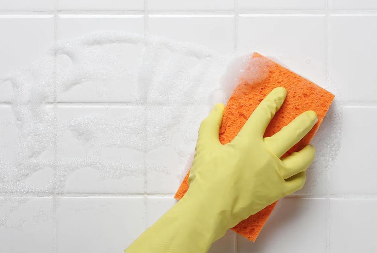 Como limpar azulejos do banheiro