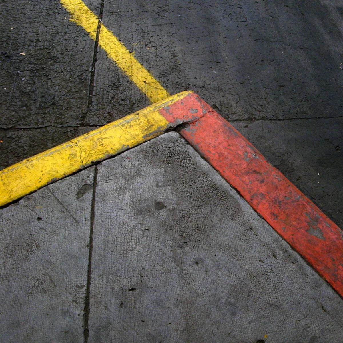 Como limpar manchas de óleo e graxa do chão