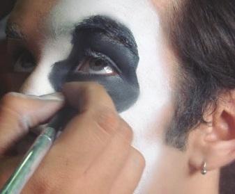 Como pintar o rosto para o Halloween - Passo 6