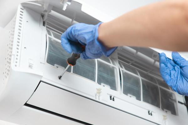 Ar-condicionado com mau cheiro quando liga: por que acontece e como resolver - Remover o mau cheiro do ar-condicionado: passo a passo