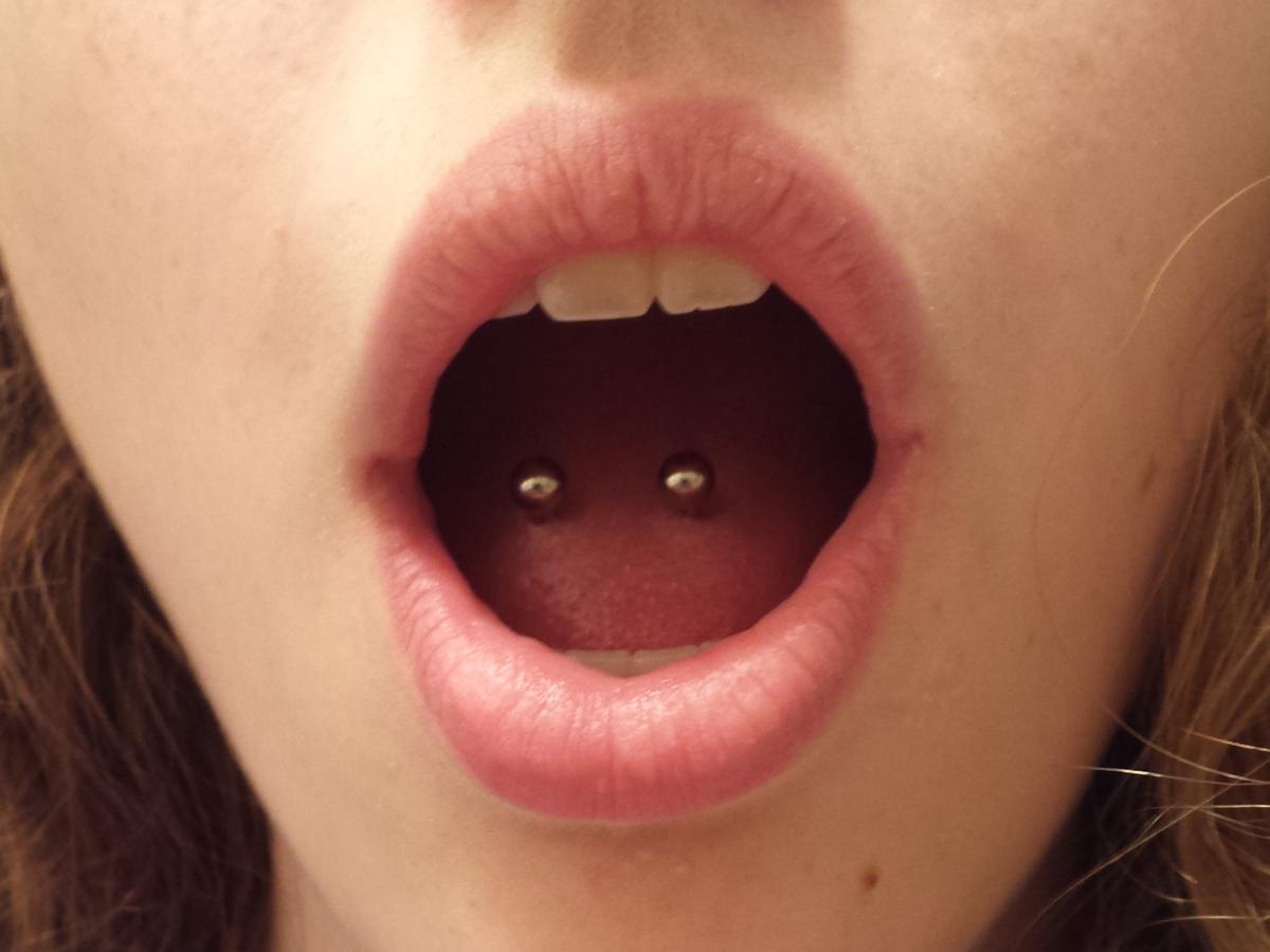 Como comer depois de furar a língua? Guia pós-piercing