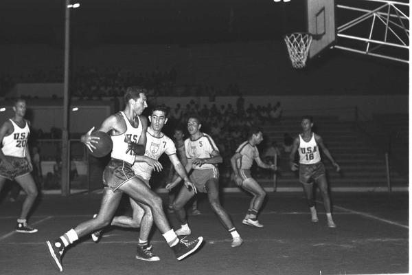História do basquete: origem, quem inventou e curiosidades - Como se jogava basquete antes?