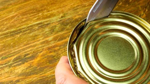 Como abrir lata sem abridor - Abrir uma lata com uma navalha
