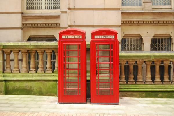 Como usar um telefone público - Como ligar a cobrar para outro país de um telefone público