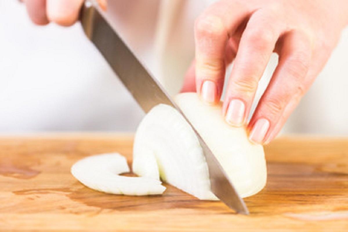 Como tirar cheiro de cebola da mão