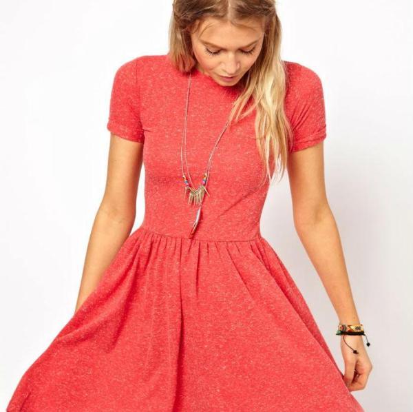 Como combinar um vestido coral