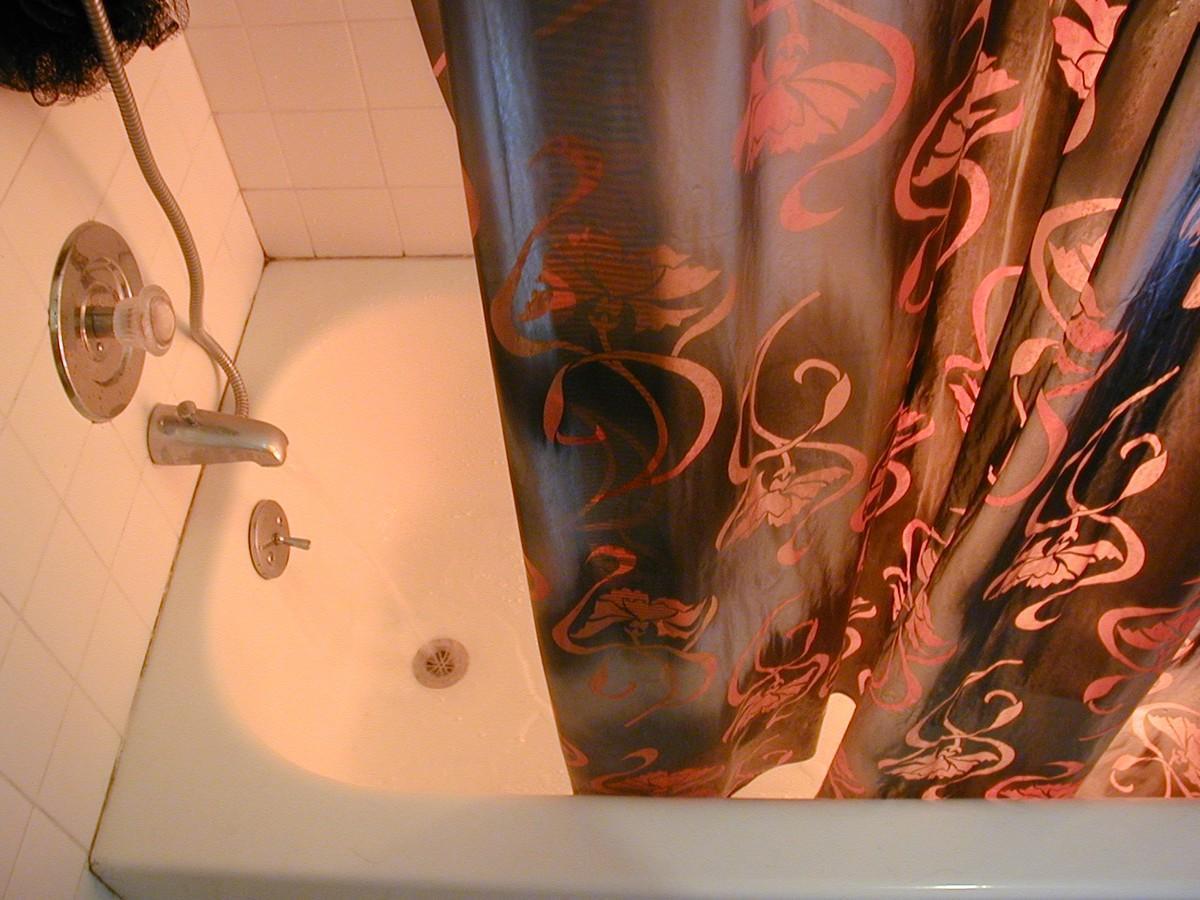 Como limpar as cortinas do banheiro