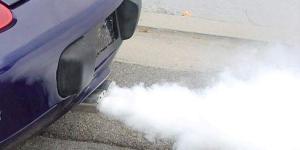 Por que meu carro solta muita fumaça branca