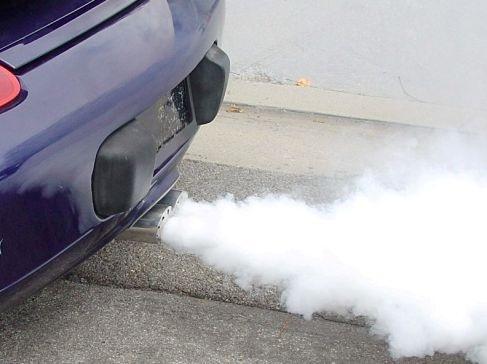 Por que meu carro solta muita fumaça branca