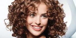 Como fazer cachos no cabelo com bobes