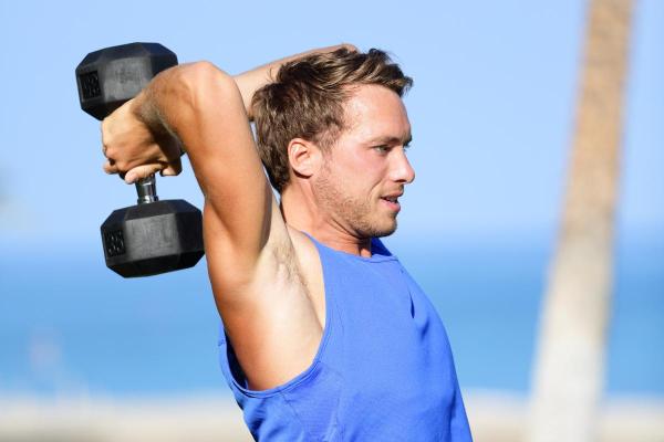 Exercícios para tríceps: com pesinhos para fazer em casa - Extensão com pesinho atrás da nuca